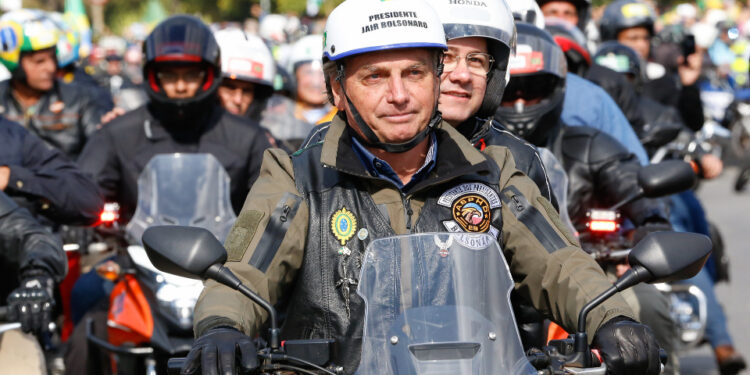 Ministério Público aponta provável ato irregular de Bolsonaro e senador em motociata