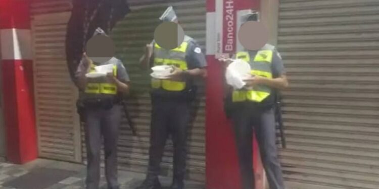 Foto de PMs comendo em pé na rua gera punição e revolta na corporação