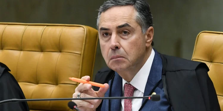 Filho de Barroso suspende retorno aos EUA em meio a sanções de Trump