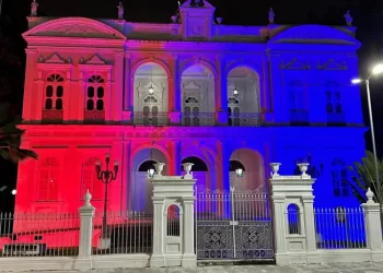 Palácio dos Martírios é iluminado nas cores das bandeiras de Alagoas e da França