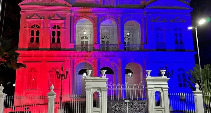 Palácio dos Martírios é iluminado nas cores das bandeiras de Alagoas e da França