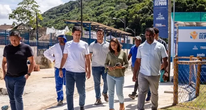 Vice-prefeito e titular da Seminfra visita etapa final de obras em praças centenárias de Fernão Velho