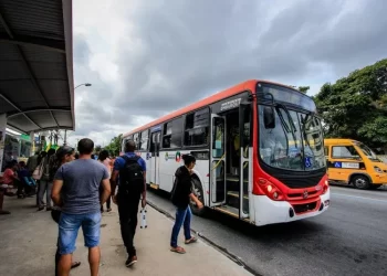 Motorista de ônibus é esfaqueado no braço por passageiro em Maceió