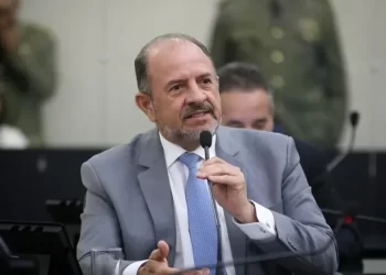 Antônio Albuquerque propõe lei para reforçar segurança de profissionais da saúde em Alagoas