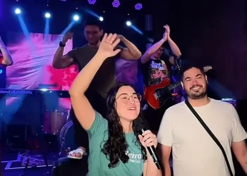 Em bar de Maceió, vereadora oferece cerveja para celebrar prisão domiciliar de Bolsonaro