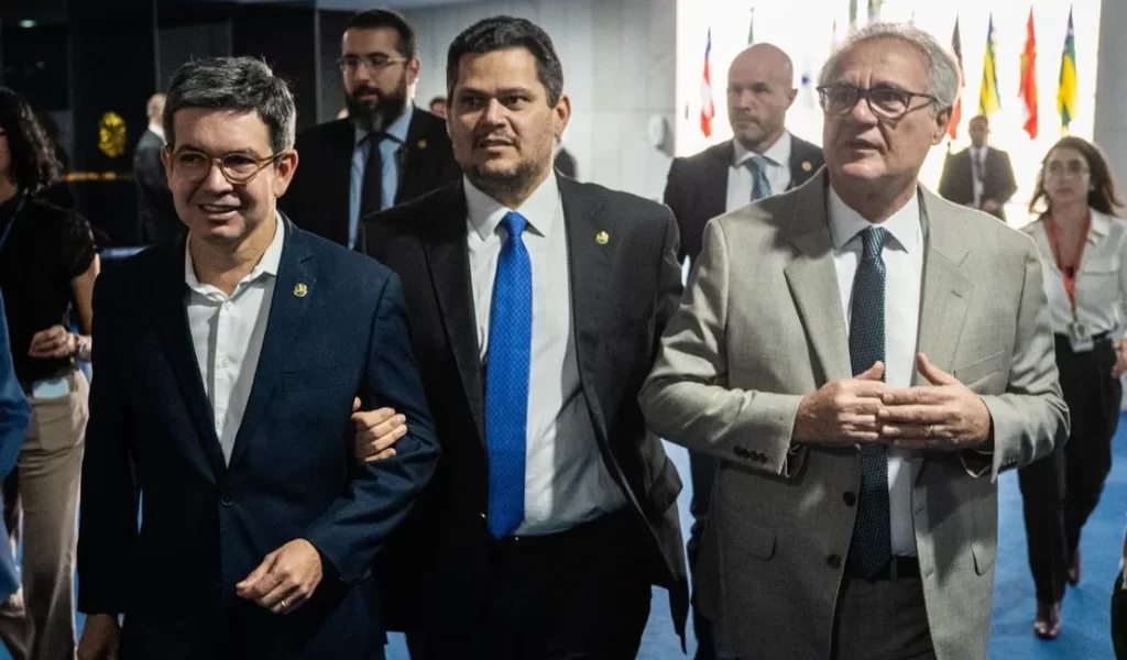 Renan e Alcolumbre se unem em meio a bloqueios promovidos por bolsonaristas no Senado