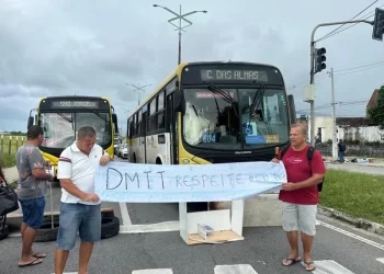 Moradores fecham Av. Josefa de Melo em protesto contra retirada de ônibus