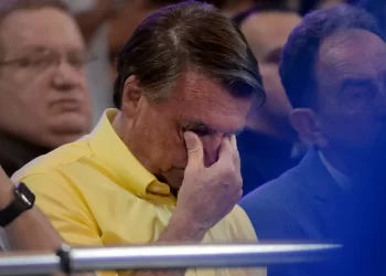 Bolsonaro articula com Lira anistia a golpistas na véspera de julgamento