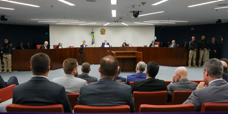 Depois da posição contrária de Fux, próxima etapa do julgamento fica com Cármen Lúcia e Zanin