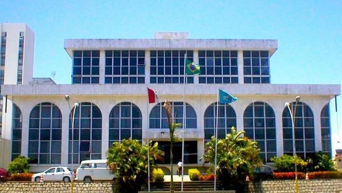 Ignorado pela Assembleia e pela Câmara de Maceió, TCE segue carimbando aposentadorias