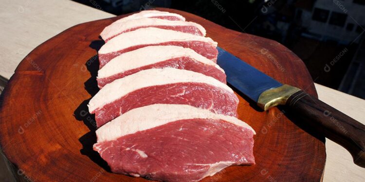 Homem é preso após tentar levar 3 kg de picanha sem pagar em Maceió