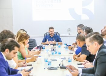 Comissão apresenta aos vereadores documento base para atualização do regimento interno da Câmara