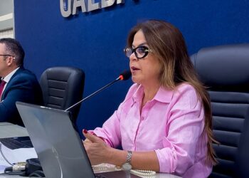 Vereadora Silvania Barbosa enaltece carreira de Marluce Caldas em discurso na Câmara