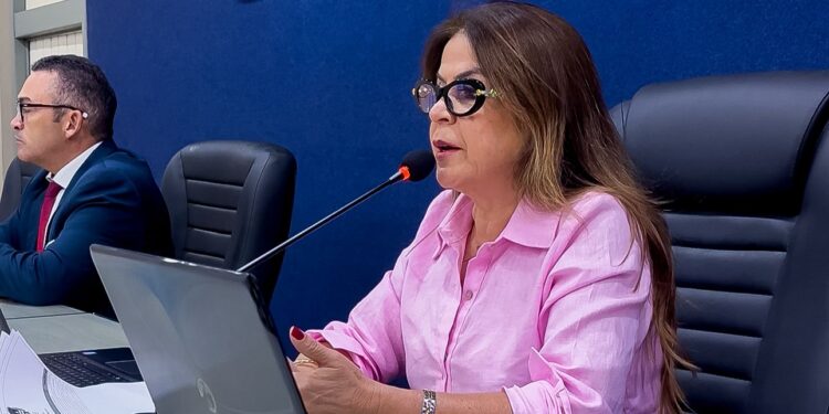 Vereadora Silvania Barbosa enaltece carreira de Marluce Caldas em discurso na Câmara