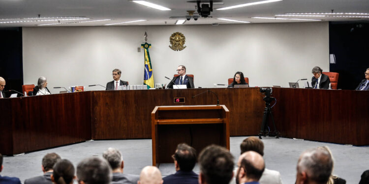 STF pede retirada de patente de Bolsonaro e generais condenados