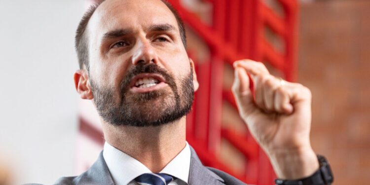 Eduardo Bolsonaro se revolta com “risinhos e gracejos” de ministros