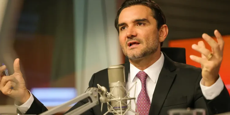 Celso Sabino confirma a Lula que deixará Ministério do Turismo