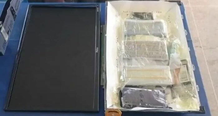 Dois são presos ao tentar levar celulares escondidos em TVs para presídio