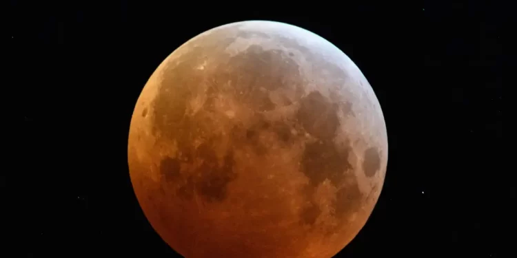 Lua de sangue: eclipse lunar total ocorre neste domingo