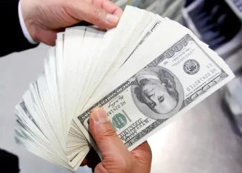 Dólar desaba até R$ 5,35, o menor valor desde junho de 2024.