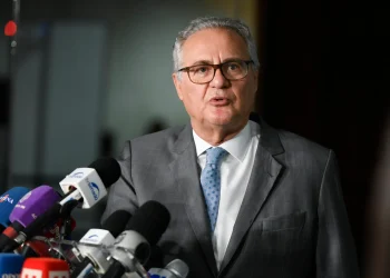 Renan Calheiros ataca PEC da Blindagem: “Será essa uma proposta do PCC?”