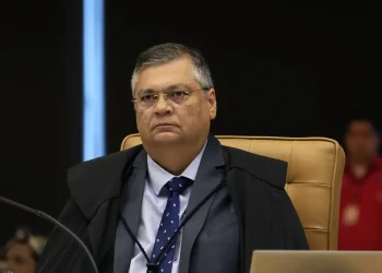 Idoso é processado por Flávio Dino após mensagem crítica em grupo no WhatsApp