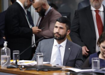 Deputado Fabio Costa confronta Carlos Lupi na CPMI do INSS e expõe falhas na gestão