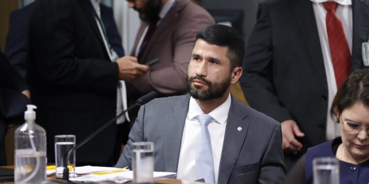 Deputado Fabio Costa confronta Carlos Lupi na CPMI do INSS e expõe falhas na gestão