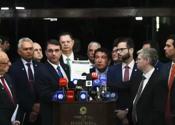 Juristas avaliam chances de suspensão do julgamento de Bolsonaro após denúncia de fraude processual