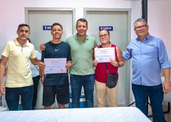 Remi Filho entrega 32 novos certificados de conclusão a alunos do OxeTech Lab Murici