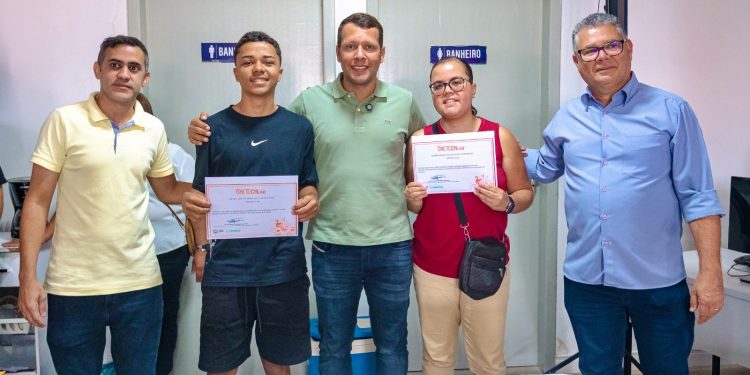 Remi Filho entrega 32 novos certificados de conclusão a alunos do OxeTech Lab Murici