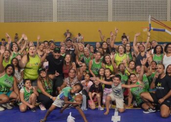 Aulão de Zumba reúne dezenas de pessoas no Jacintinho