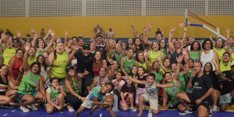 Aulão de Zumba reúne dezenas de pessoas no Jacintinho