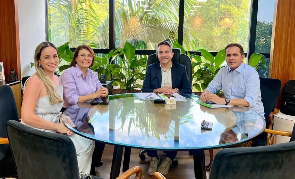 Governador recebe prefeita de Carneiros e secretários para discutir novos investimentos