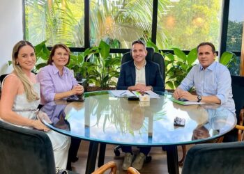 Governador recebe prefeita de Carneiros e secretários para discutir novos investimentos