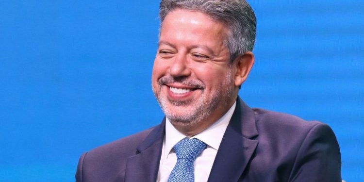 Arthur Lira se credencia para concorrer ao Senado