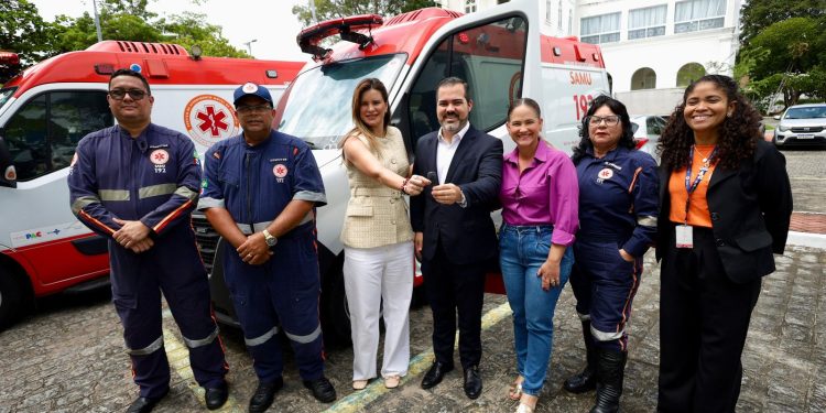 Prefeita Ceci celebra: Atalaia recebe nova ambulância do SAMU e garante construção de escola moderna
