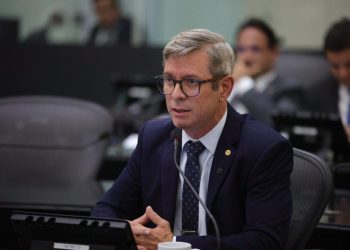 Cabo Bebeto pressiona Sesau por soluções para crise em UPAs e hospital de Arapiraca