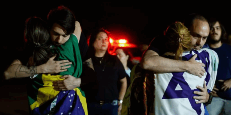 Um dia antes do julgamento no STF, Bolsonaro recebe visita dos filhos