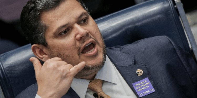 Centrão quer convencer Alcolumbre a votar anistia para derrotá-la