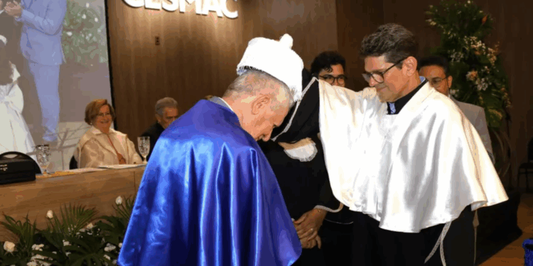 Professor Douglas Apratto é homenageado pelo Cesmac com título de Doutor Honoris Causa