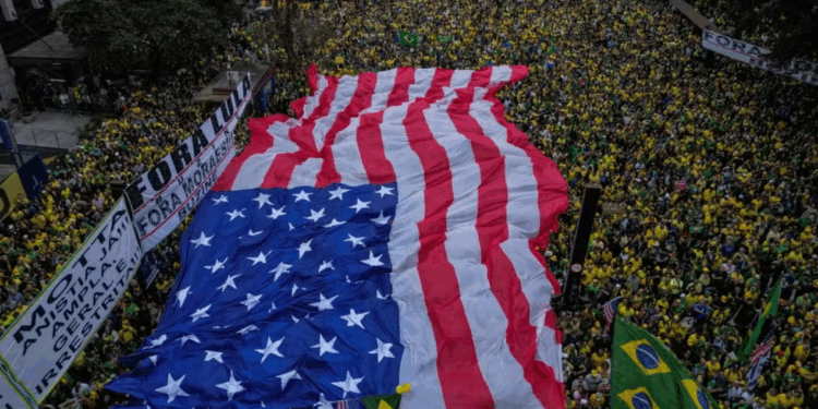 Bandeira dos EUA em protesto na Paulista repercute no ‘New York Times’: ‘Novo símbolo da direita brasileira’