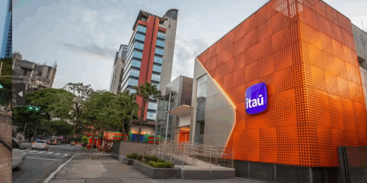 ‘Trabalhei sete dias seguidos e até de madrugada’, diz demitido do Itaú em home office