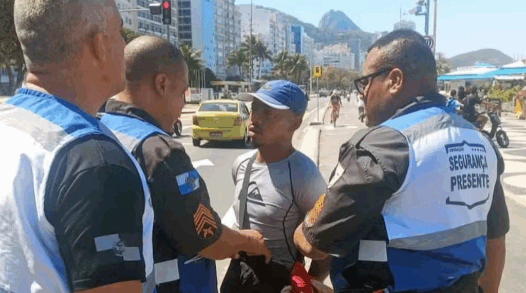 ‘Golpe do camarão’: turistas pagam R$ 400 pela porção e ambulante acaba preso