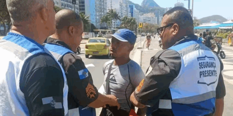 ‘Golpe do camarão’: turistas pagam R$ 400 pela porção e ambulante acaba preso