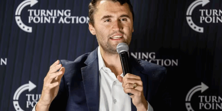 Charlie Kirk: FBI vai de porta em porta em busca de atirador foragido; arma é encontrada