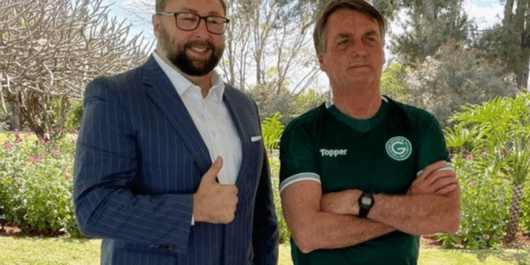 Conselheiro de Trump posta foto com Bolsonaro e ameaça ministros do STF