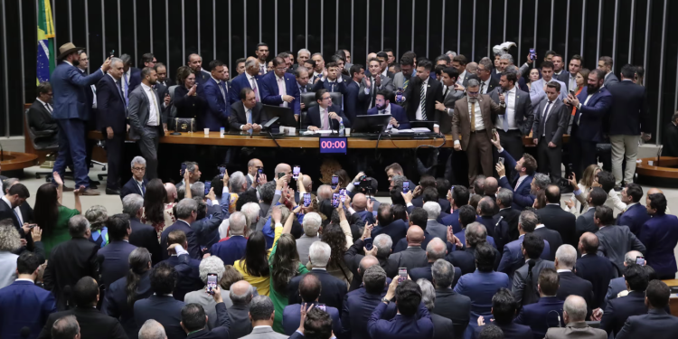 Deputados alagoanos que aprovaram proposta já enfrentaram problemas na Justiça de Alagoas