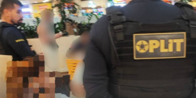 Mulher é presa em shopping após cobrar R$ 500 para devolver celular furtado, em Maceió