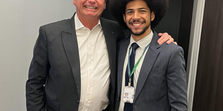 Influenciador defende Bolsonaro sobre condenação racista e diz que fala foi apenas “brincadeira entre amigos”